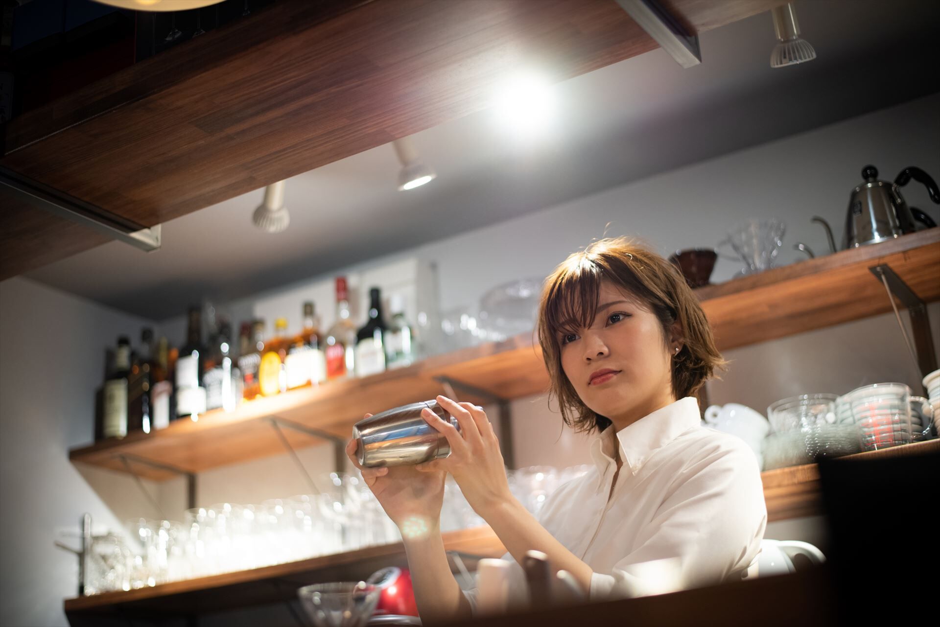 シェイカーを振る女性バーテンダー